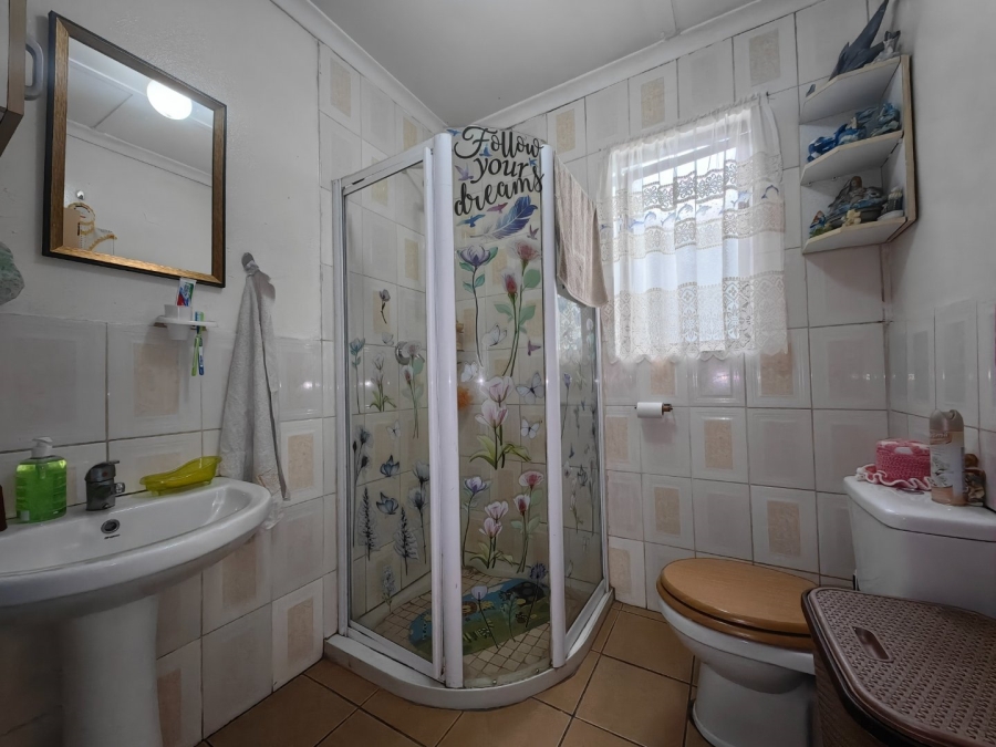 6 Bedroom Property for Sale in Roosendal Western Cape